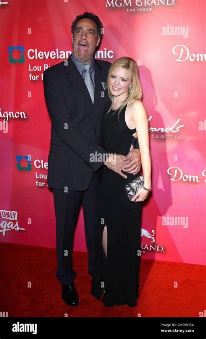 Brad Garrett Height, Weight, Family, Girlfriend, Education, Biography