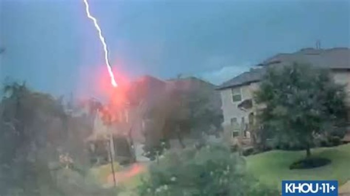 Glenorie, Sydney: fire caused by lightning strike destroys 10-bed home