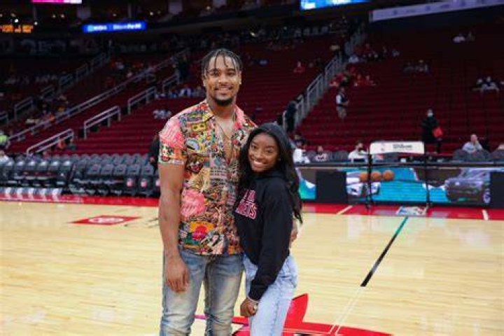 HOUSTON, TEXAS - DECEMBER 28: Simone Biles and Jonathan Owens attend a game between the Houston Rock