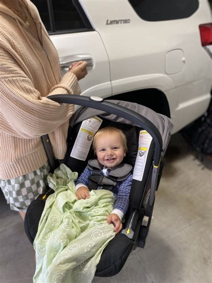 how to remove doona car seat cover?