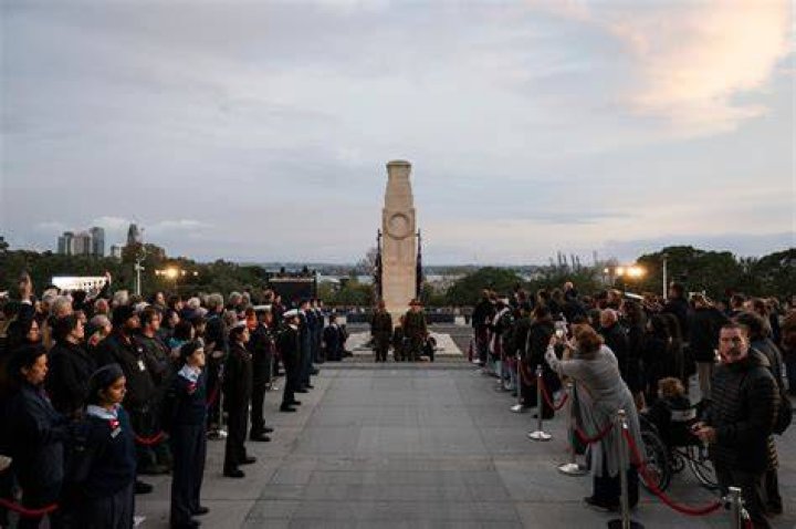Moving moment brings Auckland dawn service crowd to tears