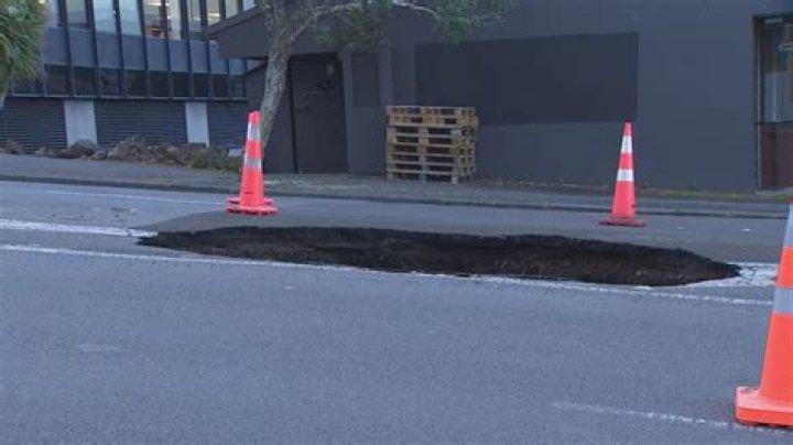 Sinkhole forms on road near Auckland CBD police headquarters